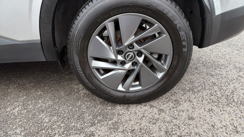 Nissan Qashqai 1.3 DiG-T MH Acenta Premium 5dr Petrol Hatchback